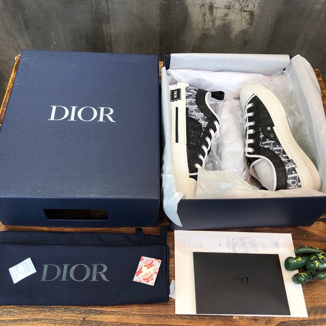 CD B23 Low Black White Oblique